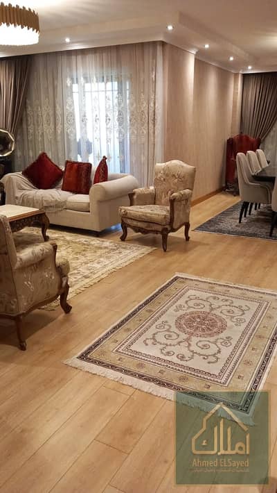 مجموعة 82  تشطيب خاص، مساحة 180م، فاضية بالمطبخ، 3 غرف نوم منهم ماستر بحمام، 2 حمام. مطلوب 13,500,000 جنيه.  نسخة حوالي 300 حرف: