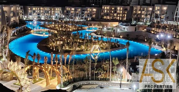 شاليهك تسليم فوري تشطيب كامل بالفرش قسط  20 % شاليه بسعرتنافسي  فى SKY CITY  بالقرب من DOWNTOWN
