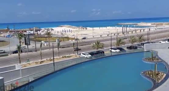 استلام فوري متشطب ومفروش بالكامل بابراج العالمين صف اول علي البحر