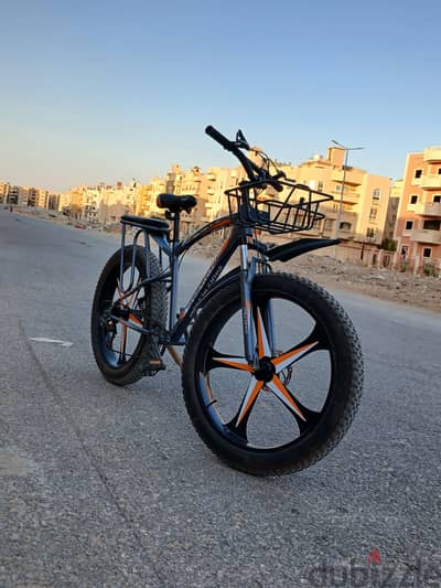 عجلة دبابة