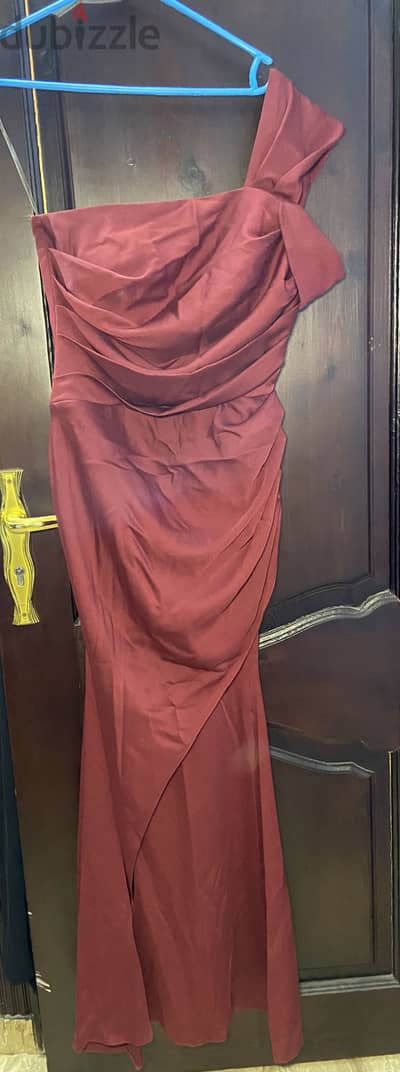 فستان لبس مرة  البيع ب ١٥٠٠