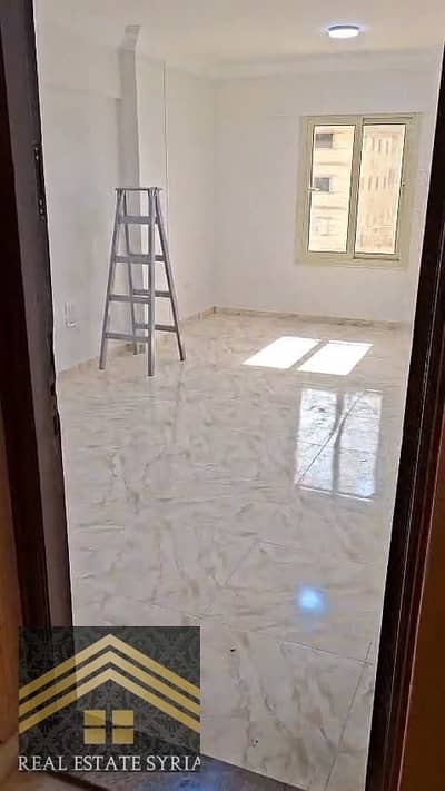 الإيجار ٧٠٠٠ نهائي  العقد سنة قابل للتجديد.  شهرين تأمين.  شهر مقدم .  الشقة بدون غاز.  الشقة بدون نت.