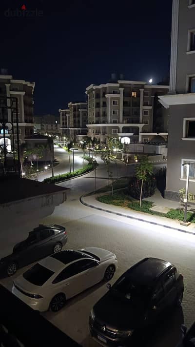 شقه للايجار في كمبوند تاون ريزيدنس بجوار هايد بارك موقع مميز جدا