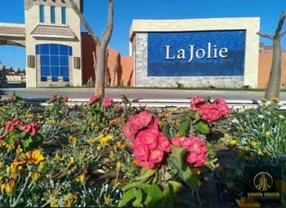 A distinctive chalet for sale in a prime location at La Jolie Marina, Ain Sokhna—an unmissable opportunity. The resort offers a full range of amenitie