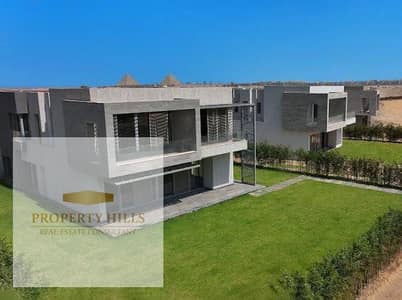 Villa for sale, overlooking the pyramids, with a large area of 300 meters