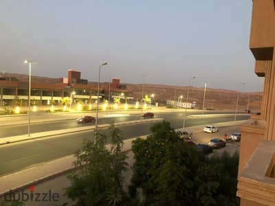 شقة للايجار بالشيخ زايد أمام بيفرلى هيلز 210متر تانى بلكونة باسانسير