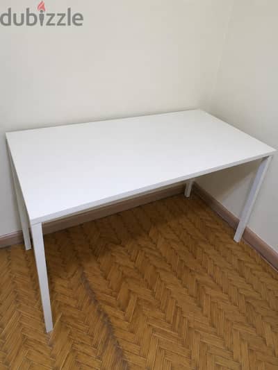 مكتب IKEA أبيض أنيق 125×75 سم – مناسب للكمبيوتر والمذاكرة والشغل