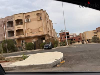 شقة للبيع في مدينة العبور في الحي العائلي مساحة 160 متر 2 غرف نوم وحمام ومطبخ بجوار الشارع العمومي بحوار مسجد الصفا والمروة