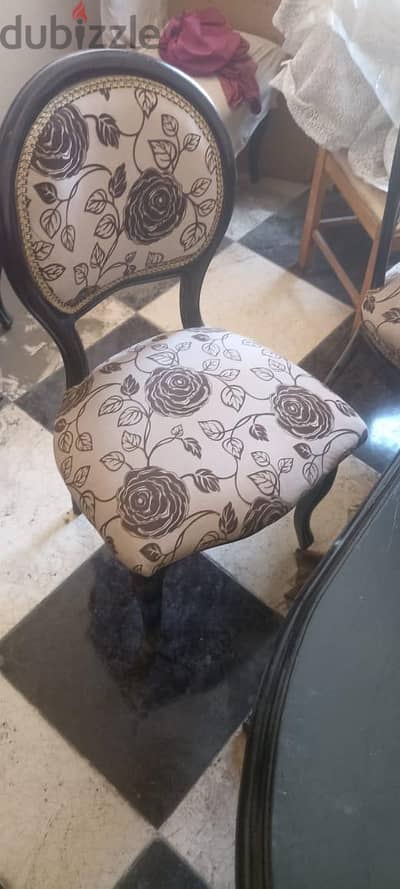 سفره مع 8 كراسي واتنين نيش حاله ممتازه