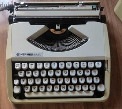 آلة كاتبة هيرميس Hermes  baby typewriter