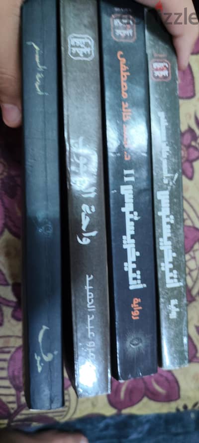 اربع كتب مستعملين للبيع بحاله جيده