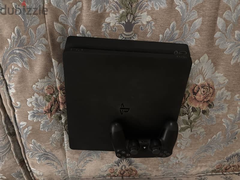PlayStation 4 slim 1