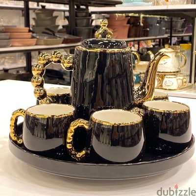 طقم بورسلين نقي بتصميم مودرن ومقابض ذهبية لافتة