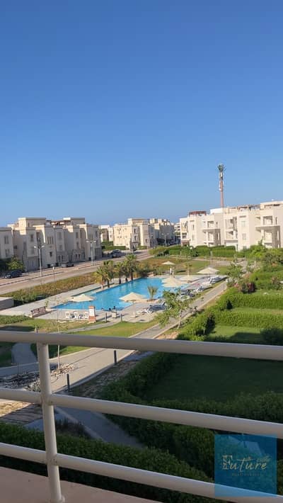 للإيجار  شاليه  في أمواج الساحل الشمالي  دور تاني ومعاه روف خاص  2غرف و2حمام مباشر علي حمام السباحة وعلي البحر  يري البحر مباشرة بحري صريح Amwaj North Coast