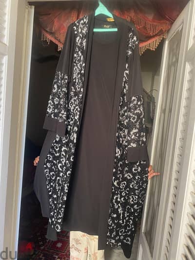 عبايا مطرزة قطعتين