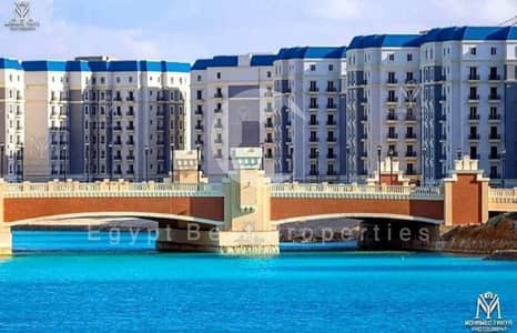 شقة للتسليم الفوري كاملة التشطيب بموقع مميز بإطلالة على أبراج العلمين والبحر في مزارين العلمين الجديدة
