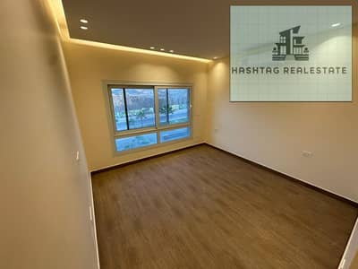 For rent, a villa in the Itaba Compound, Sheikh Zayed, with a kitchen and air conditioning, and a private garden. First tenant, ultra-super-luxury finishing. Number of rooms: 4 rooms. Number of bathrooms: 4 bathrooms.