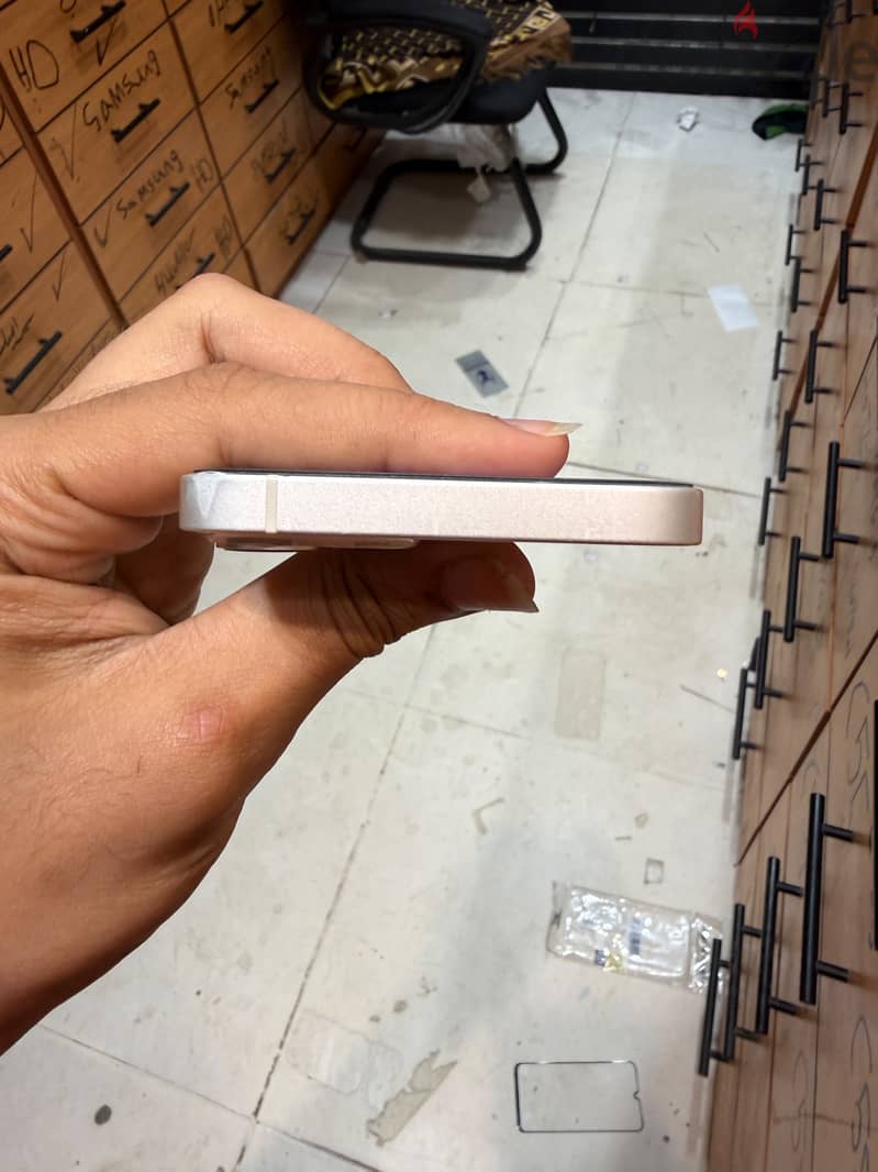 iPhone 13 4