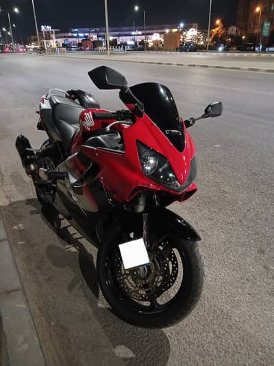 Honda F4i أول مالك من الأفراج