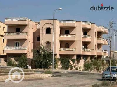 شقة للبيع في الحي الخامس فيلات ثاني بلكونه في العبور بجوار مستشفي فريد حبيب ويوجد غاز طبيعي بالفيلا وعداد كهرباء ثلاث غرف نوم 2 حمام ومطبخ