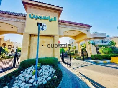 Unfurnished apartment for rent in Al-Yasmeen Compound, Sheikh Zayed (District 12). First floor with a balcony; area: 270 sqm.