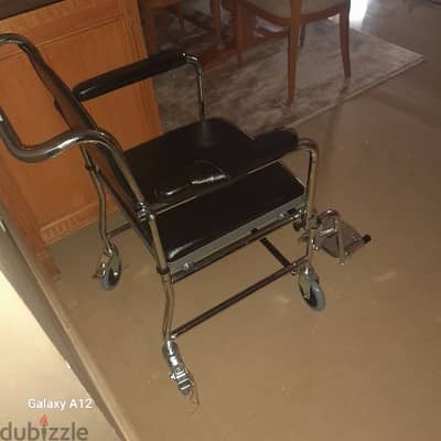 كرسى متحرك للحمام استخدام مرتين فقط بحاله جيده جدا