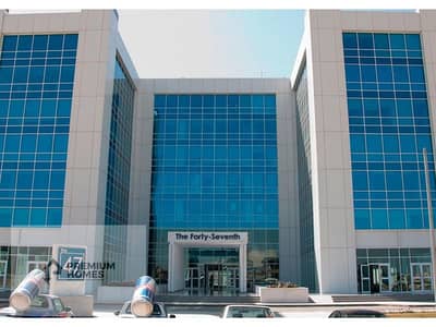 مكتب اداري للايجارمتشطب بالتكييفات علي التسعين الشمالي مباشرة فيو مفتوح