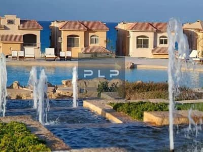 شاليه ريسيل جاهز للأستلام متشطب بالتكييفات بسعر لقطة صف أول علي البحر في تلال الساحل الشمالي