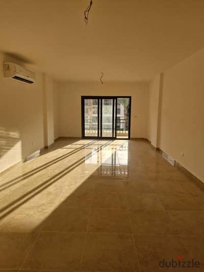شقة متشطبة بالمطبخ والتكييفات للإيجار في فيفث سكوير المراسم التجمع الخامس Fifth Square El Marasem New Cairo