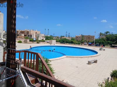 مارينا ١و٢علي حمام السباحة