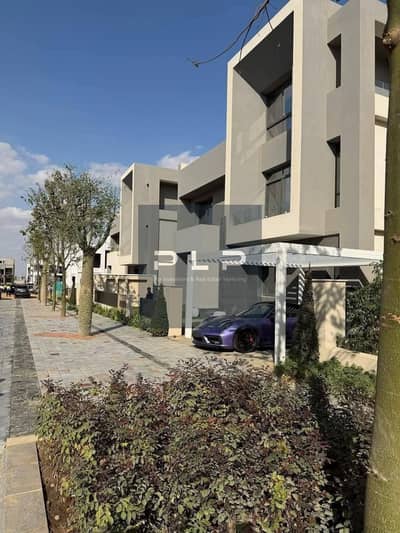 Townhouse for sale with a direct lake view, offered with payment facilities and the lowest price on the market, in the Saada compound, New Cairo.