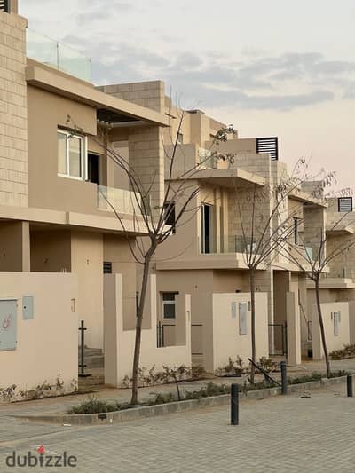 للبيع تاون هاوس مميز جدا في كمبوند تاوني هايد بارك