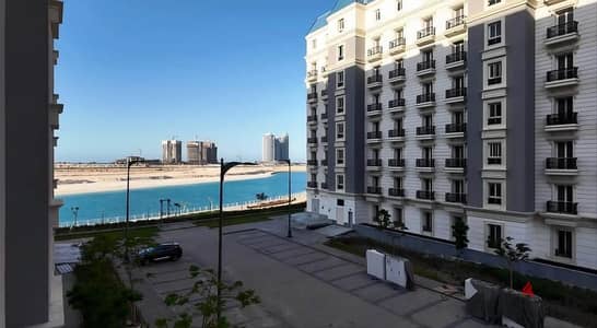 شقه بأقل من سعرها في الحي اللاتيني بالعلمين الجديده متشطبه بالكامل تشطيب فندقي ( استلام فوري ) بحري بالكامل فيو بحر