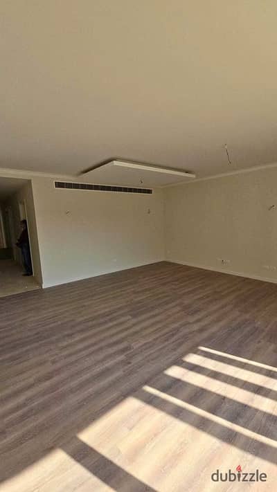 شقه للبيع استلام فوري متشطبه بالكامل بالتكيفات و المطبخ في كمبوند pyramid Hills 6 October فيو الأهرامات