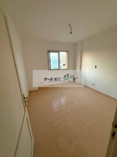 For rent in Madinaty, a new law apartment, 89 sq m, prime location close to services, first occupancy, 2 bedrooms + 2 bathrooms, 5 minutes from the mo