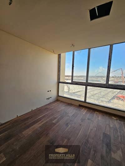 apartment overlooking land scape in most prim location
