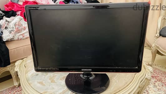 شاشه سامسونج  ٢٣ بوصه led فيها مخرج تلفزيون وhd  مشتغلتش عدد ساعات
