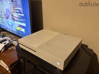 XBOX ONE S (1TB) & 2 Controllers & GTAV