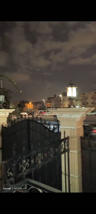 شقة للبيع في جنوب الأكاديمية التجمع الخامس 190م دور أرضي مرتفع 3 غرف و3 حمام بتصميم ممتاز وموقع حيوي قريب من المحاور والخدمات الرئيسية
