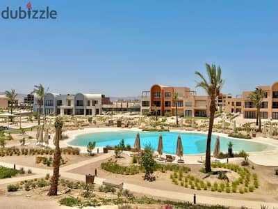 للإيجار شاليه غرفتين يطل علي حمام السباحه في كماران الجونة