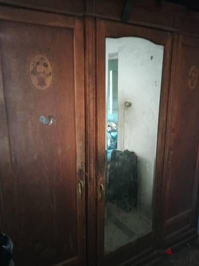 دولاب مستعمل متر و نص عرضه نص متر قابل لتفاوض