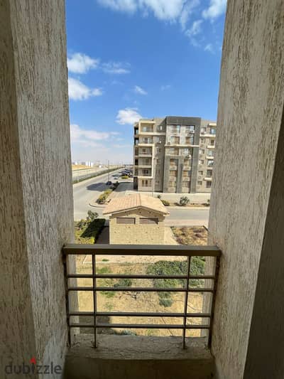 For rent, an apartment in the Dar Misr compound, Al-Andalus, New Cairo, directly on the southern 90th street, opposite the Hyde Park compound, and minutes from the American University with a wide garden view.