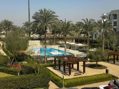 شقة مميزة للبيع في Uptown Cairo – المقطم | 3 غرف بفيو مفتوح علي حمام سباحه