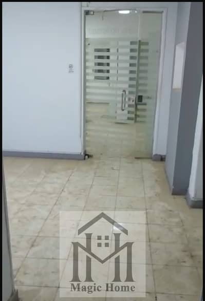 احصل على شقة بمساحة ممتازة وموقع استثنائي بجوار أشهر المعالم، تجمع بين حيويّة الشارع الرئيسي وهدوء الإطلالة الخلفية.