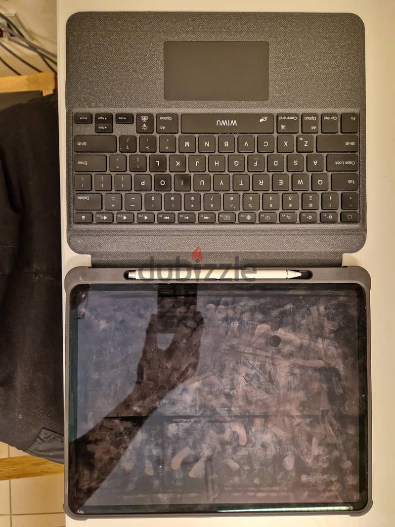 Ipad pro 12.9 4th generation with keyboard 2