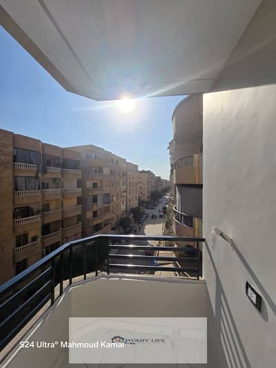 Apartment for rent in Al-Ahram Gardens 250 square meters divided into 5 bedrooms, 3 bathrooms, a reception area, and a kitchen (video available) in a prime location at the first gate, steps to Tharwa Street.