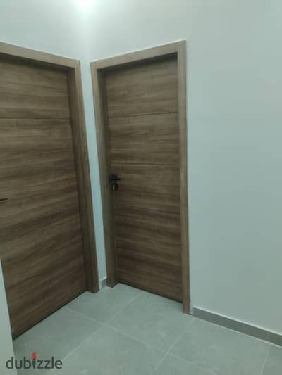 Elevated ground floor apartment with three rooms and two bathrooms, good location