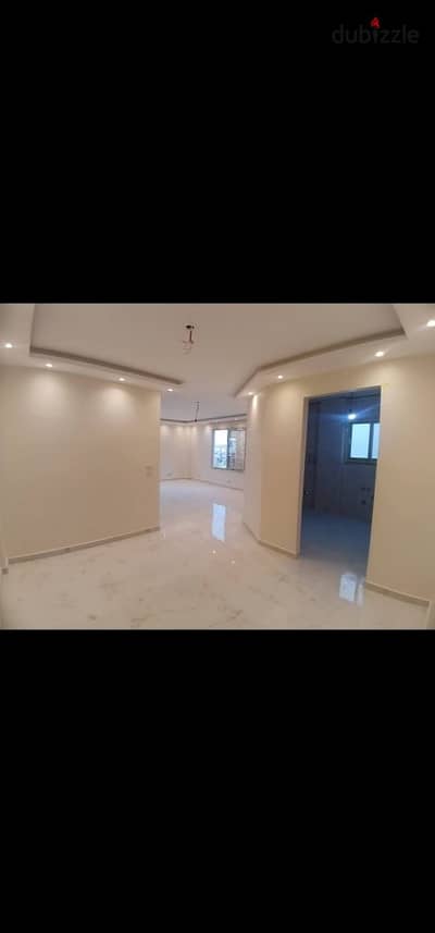 في ارقى احياء الشيخ زايد شقه ثلاث غرف واثنين حمام