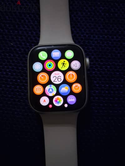 ساعه apple series 7 لونها سيلفر