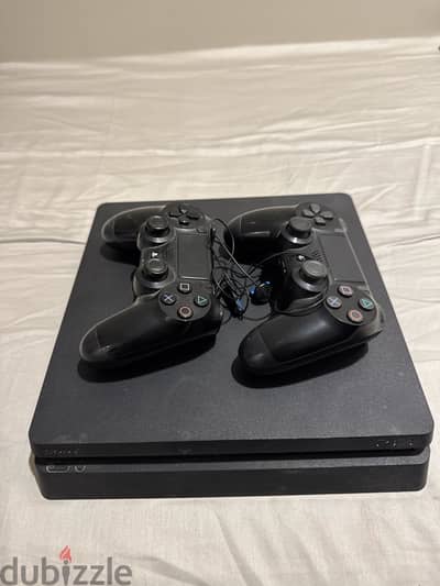 PlayStation 4 slim دراعين و السماعة الاصليين